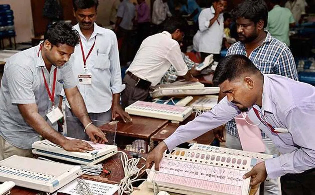 Punjab polls: Parkash Singh Badal, Amarinder Singh fight it out at Lambi 