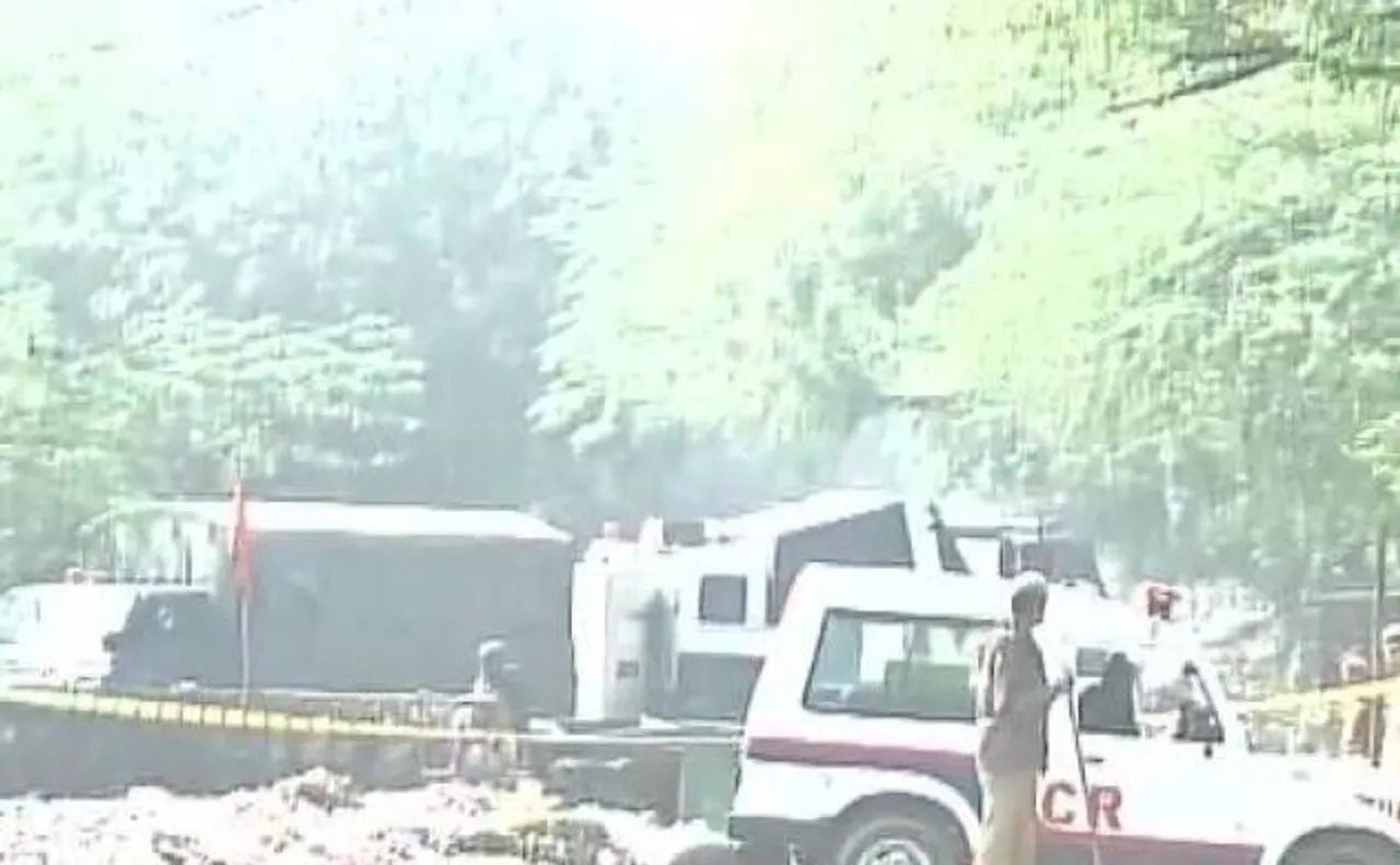 Watch | Mortar shell found in Delhi's Vasant Kunj area; Police, NSG team on spot 