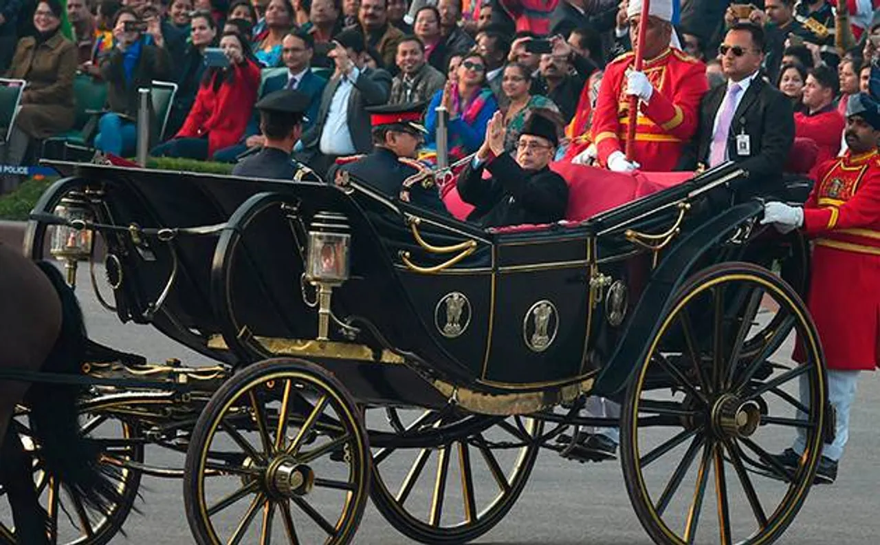 Beating Retreat regales crowd as President Mukherjee takes last buggy ride