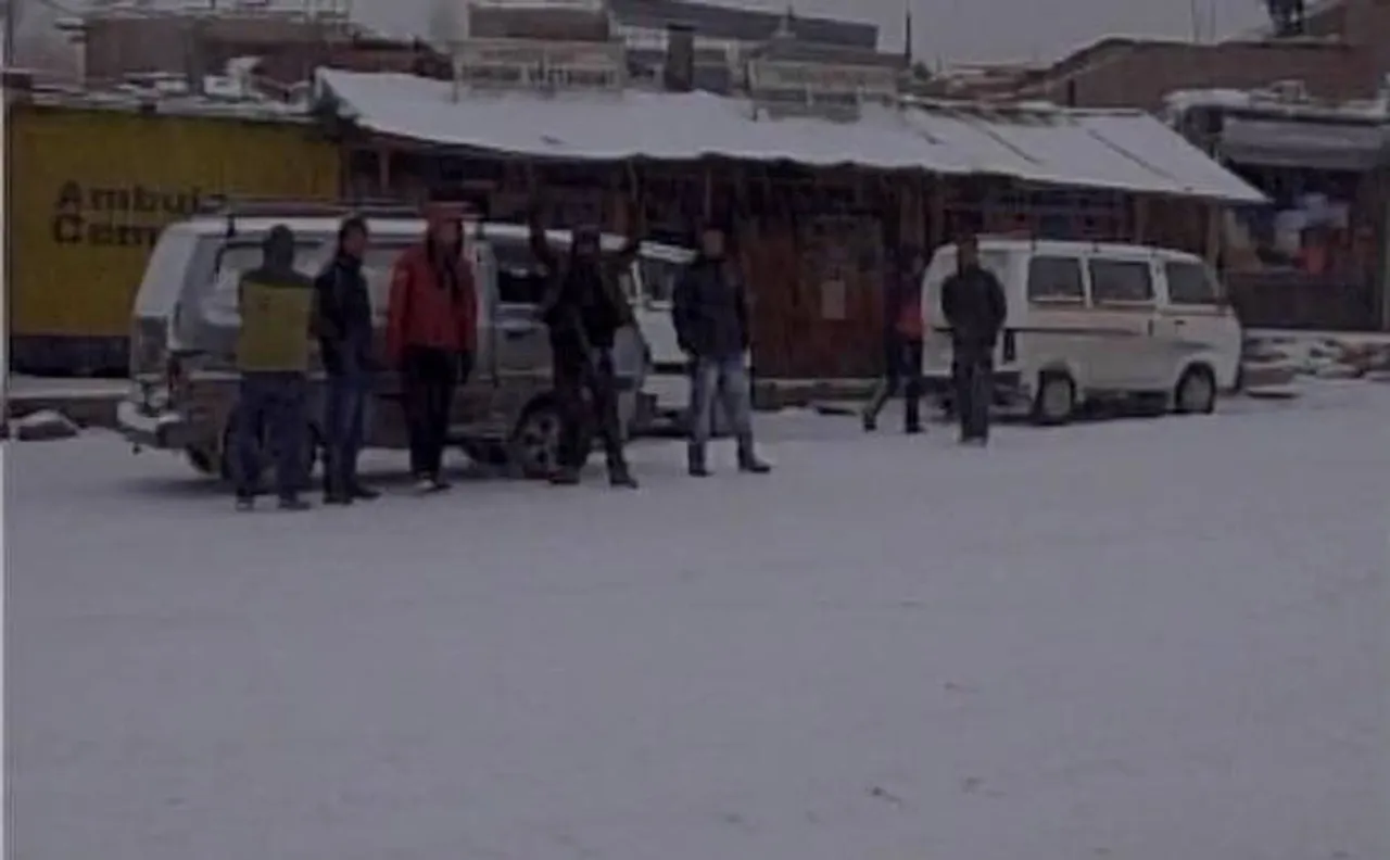 J-K: Over 200 passengers stranded at Leh airport due to heavy snowfall