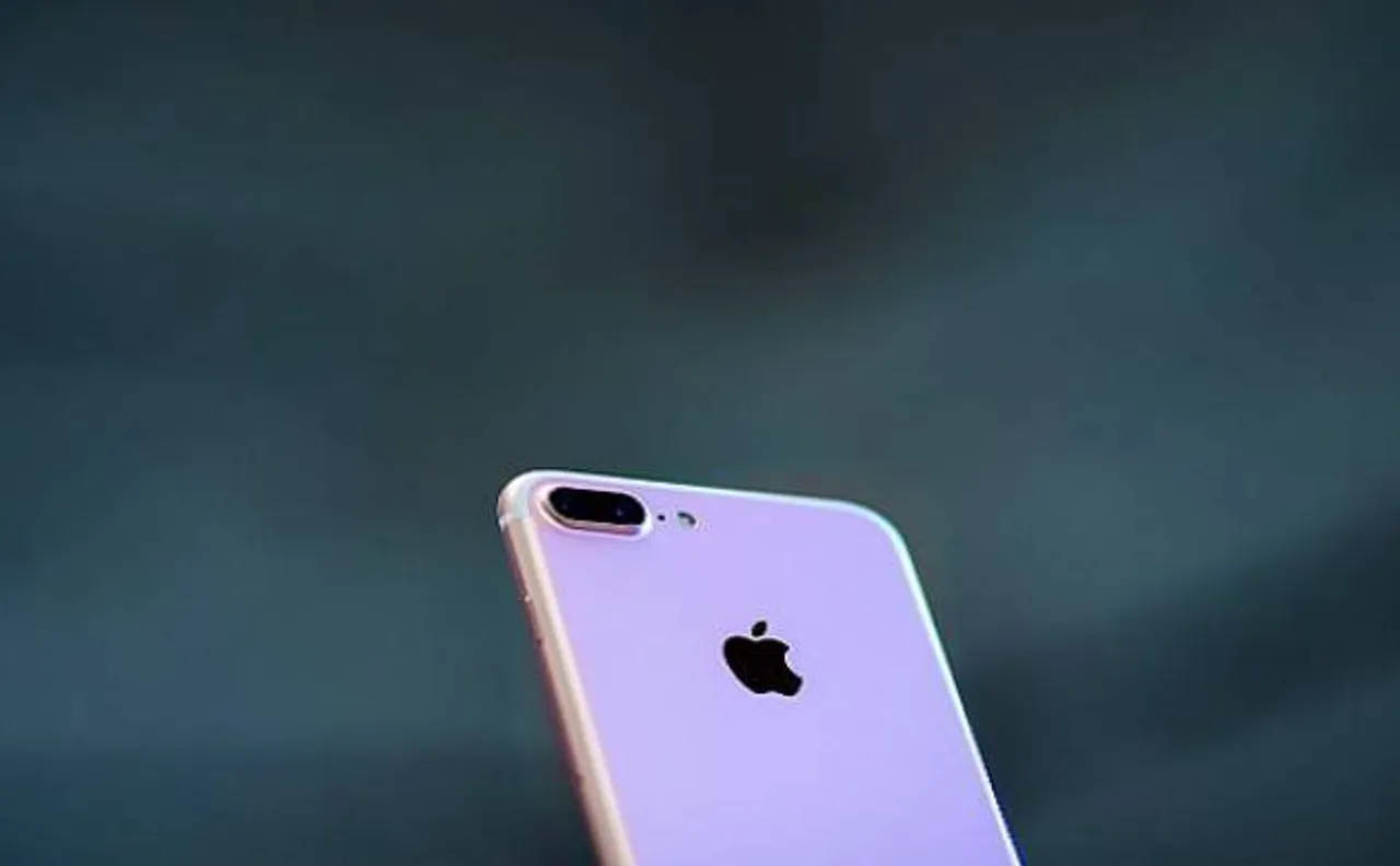  iPhone sales lift tech giant Apple to record revenue in past quarter