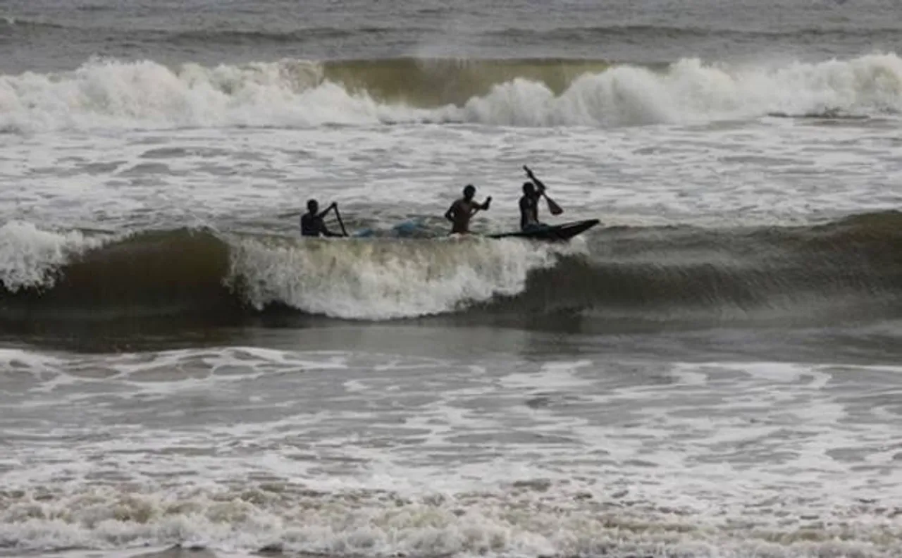 Sri Lankan Navy arrests 10 Tamil Nadu fisherman 