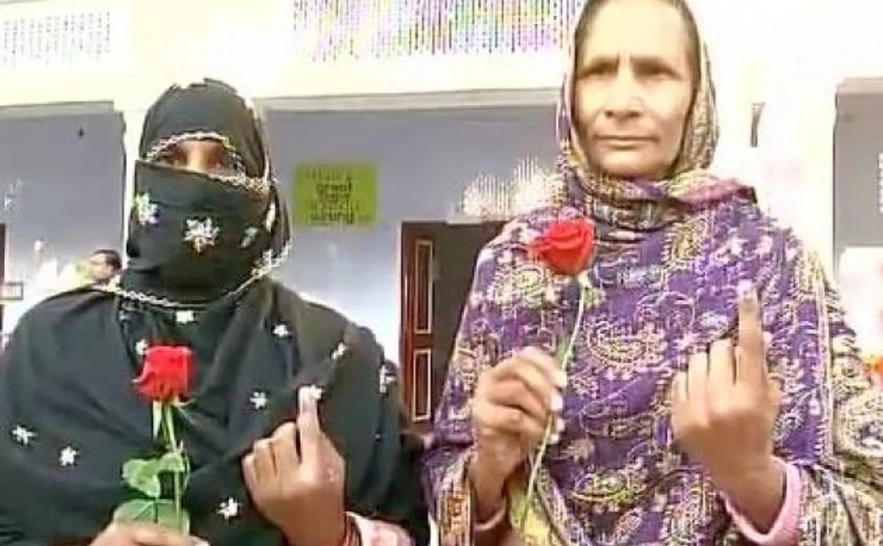 UP Elections 2017: EC gives out red roses to voters in Baraut
