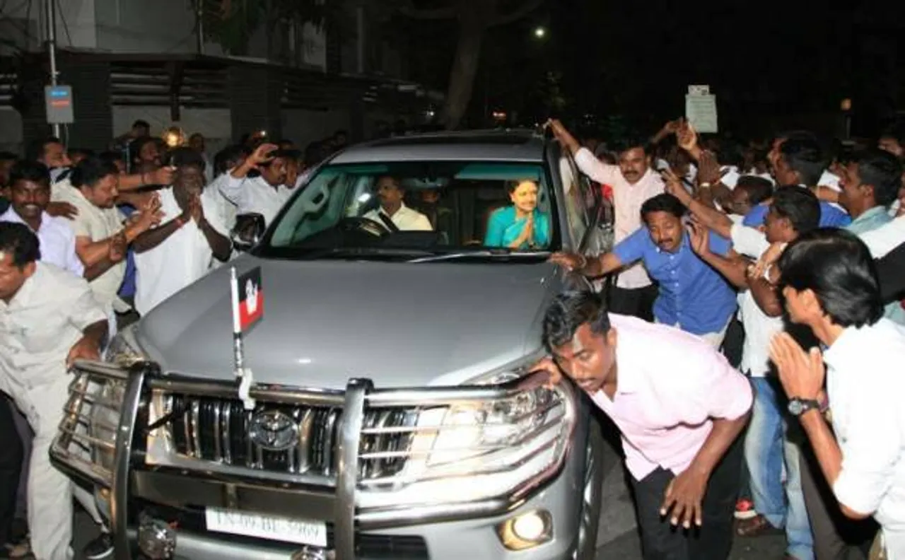 OPS vs Chinnamma: Sasikala camps starts bleeding, vows to change game tomorrow; Panneerselvam gains supporters