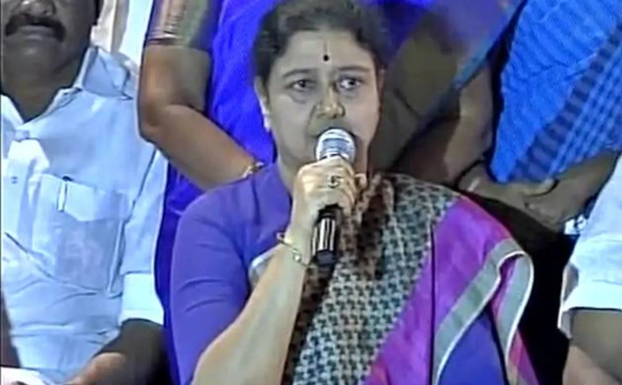 OPS vs Chinnamma: Sasikala says 'will stay with MLAs tonight' in Kuvathu | Key Highlights
