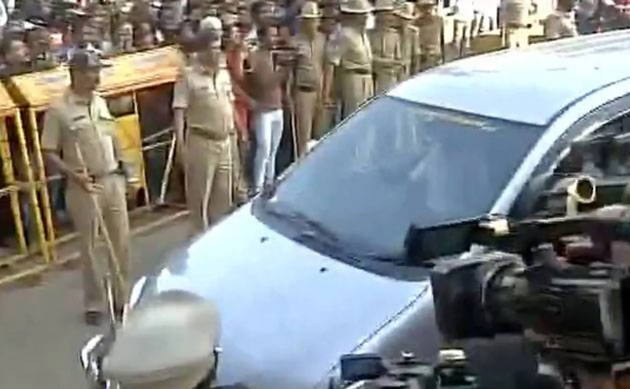 Video | Tamil Nadu crisis: Four cars in Sasikala's convoy attacked near Bengaluru court