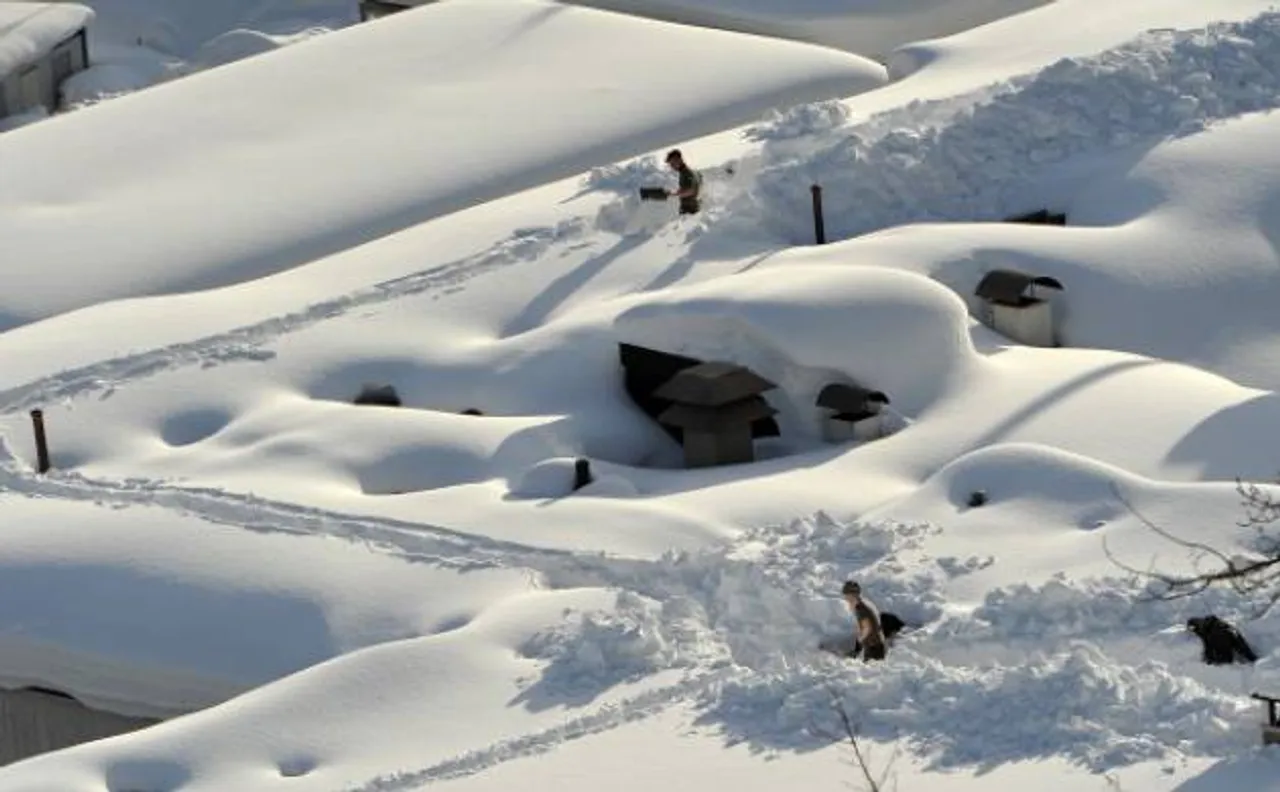 Snow shoveling may raise heart health warning in men: Study