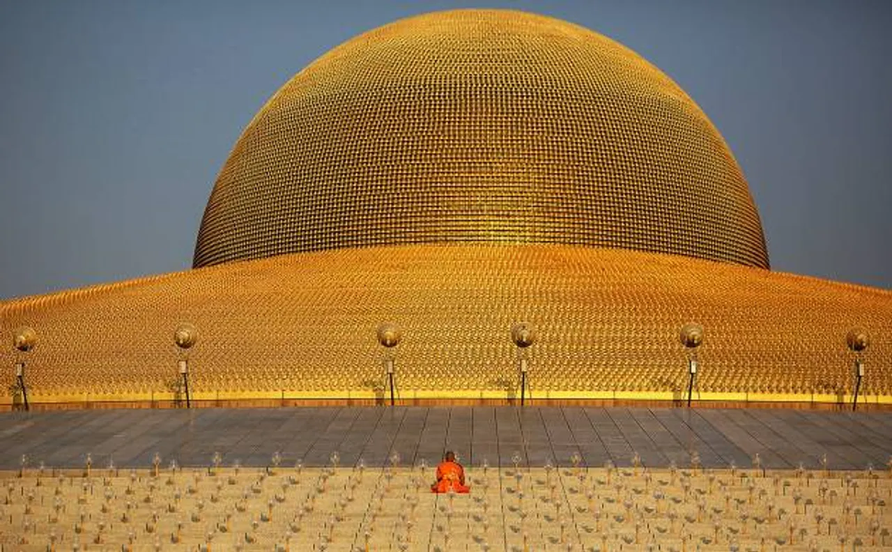 Police surrounds scandal-hit Buddhist temple after Thai PM order