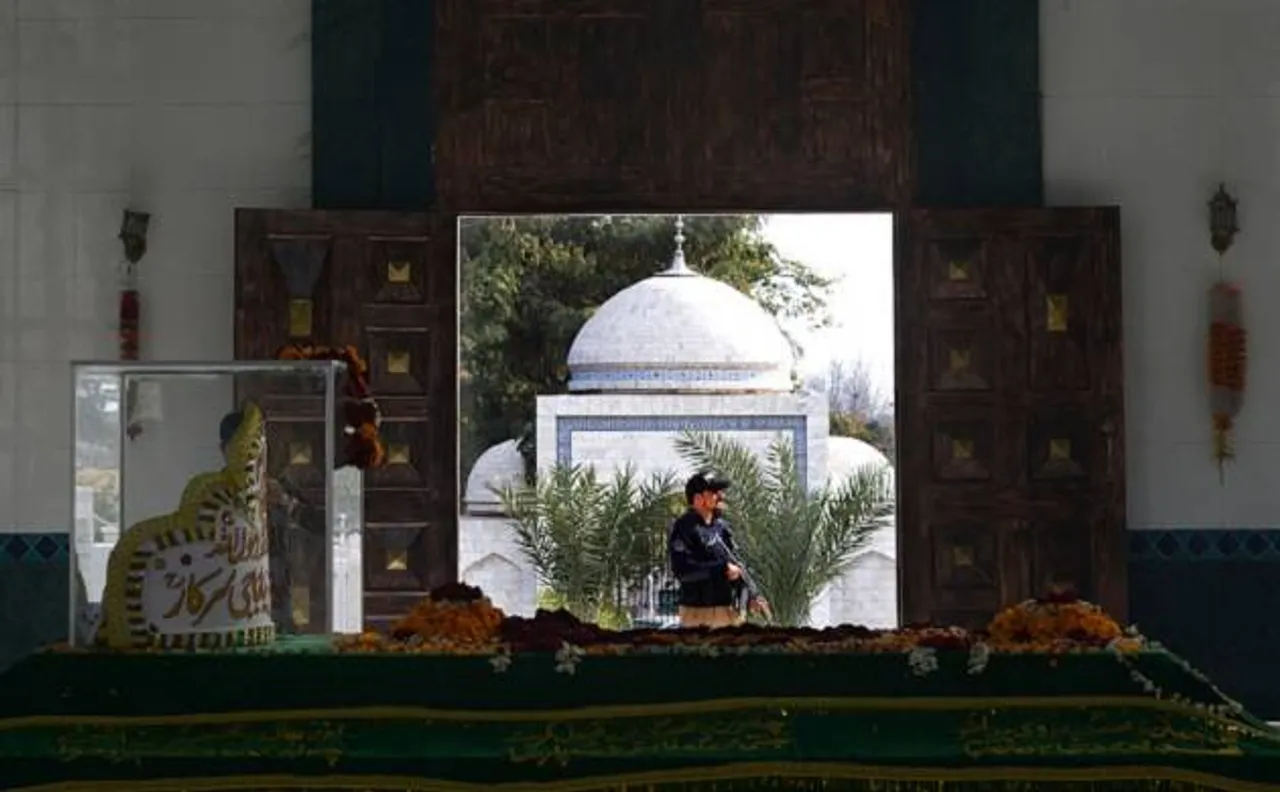 Police thwarts attack on a shrine killing 5 JuA terrorists in Pakistan's Multan