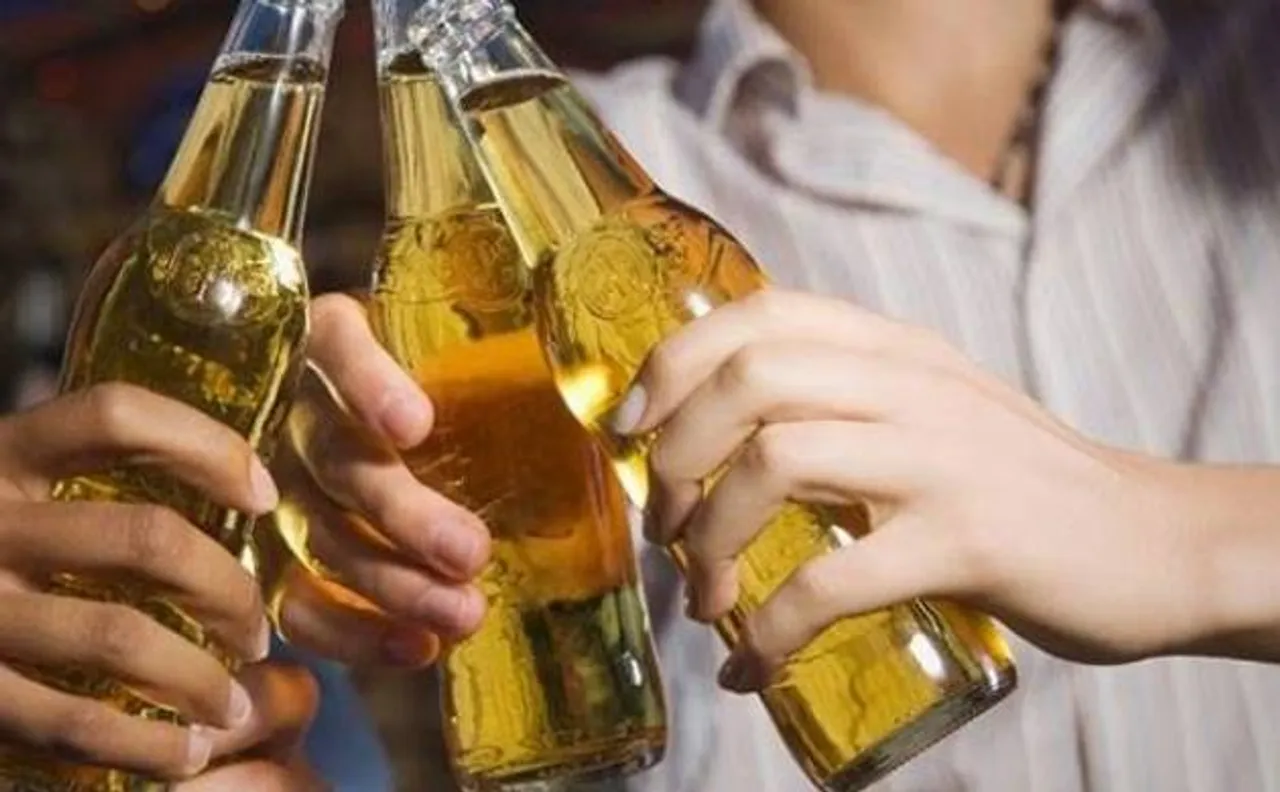 Heavy alcohol drinking habits over years may prematurely age arteries in men: Study