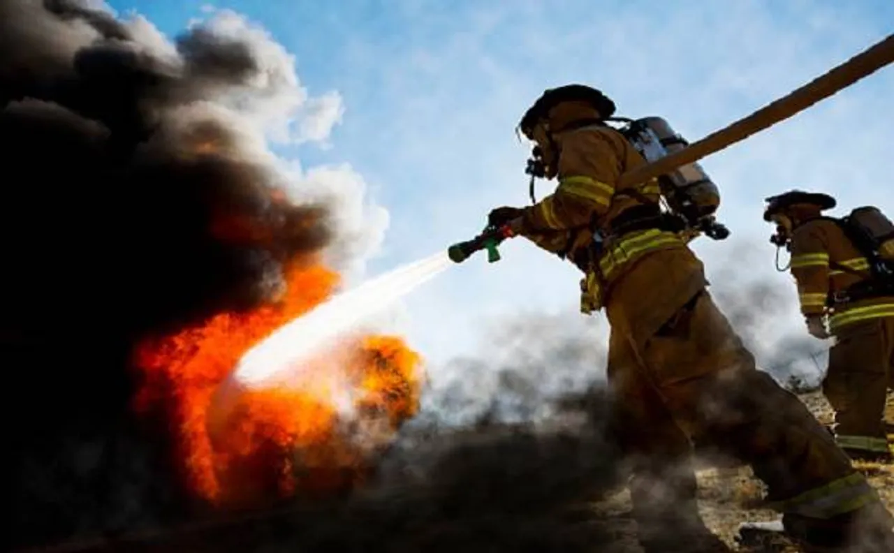 Massive fire at east China hotel traps people, 2 killed,14 injured