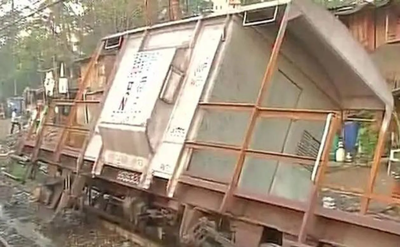 Mumbai: Harbour line services suspended after derailment of goods train