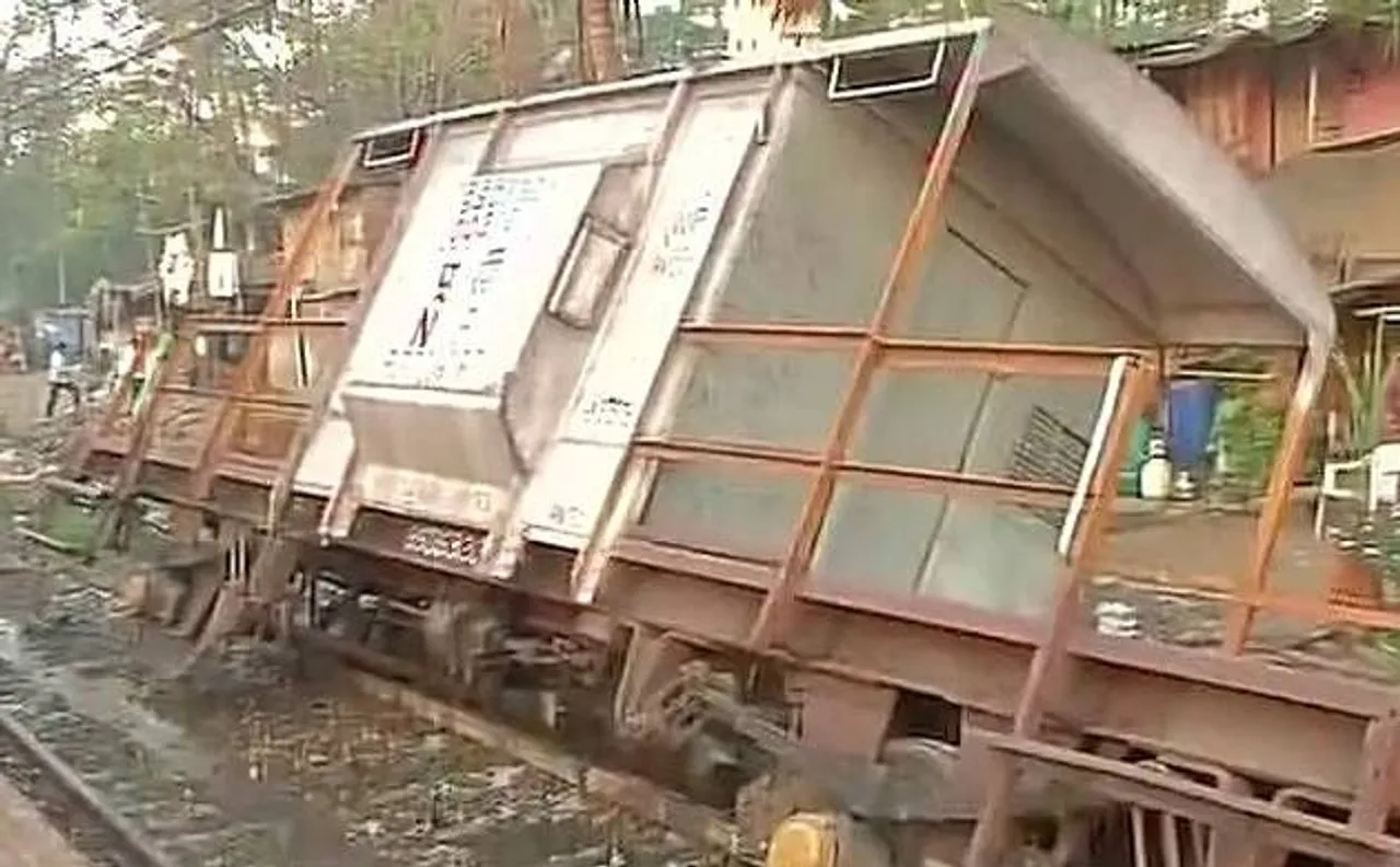 Mumbai: 3 wagons of a goods train derail between Ravli and Kurla, Harbour services disrupted