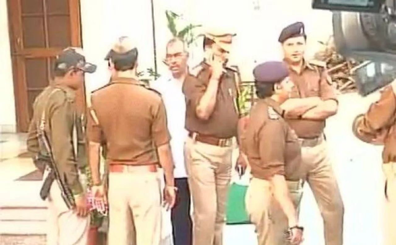 Video: Police raid UP minister Gayatri Prajapatiâ€™s official residence