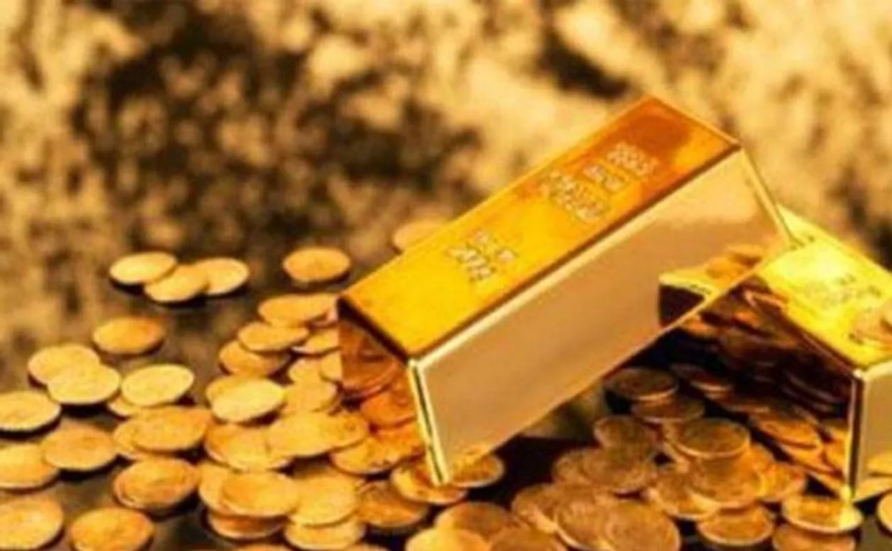 Treasure hunting friends discover oldest Iron Age gold jewellery in Britain