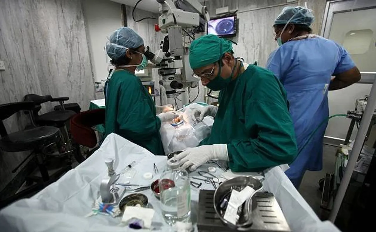 Delhi: Doctors of Fortis Hospital in Shalimar Bagh removes 838 gallstones