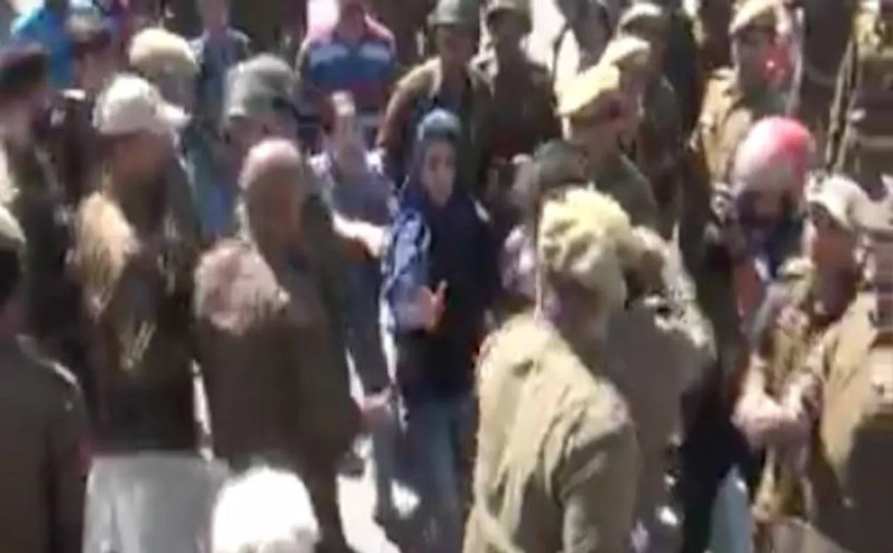Jammu: Police lathicharge students demanding cancellation of Class 12 physics exam