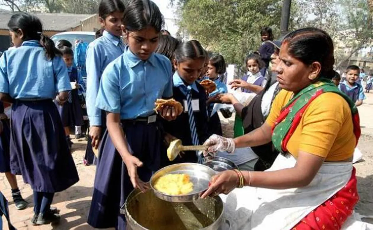 Aadhaar mandatory for cooks, students for Midday meal scheme