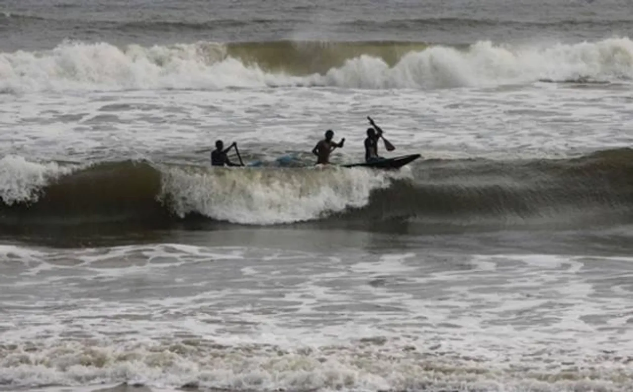 Sri Lankan Navy opens fire on group of 6 Indian fishermen for crossing IMBL,1 killed