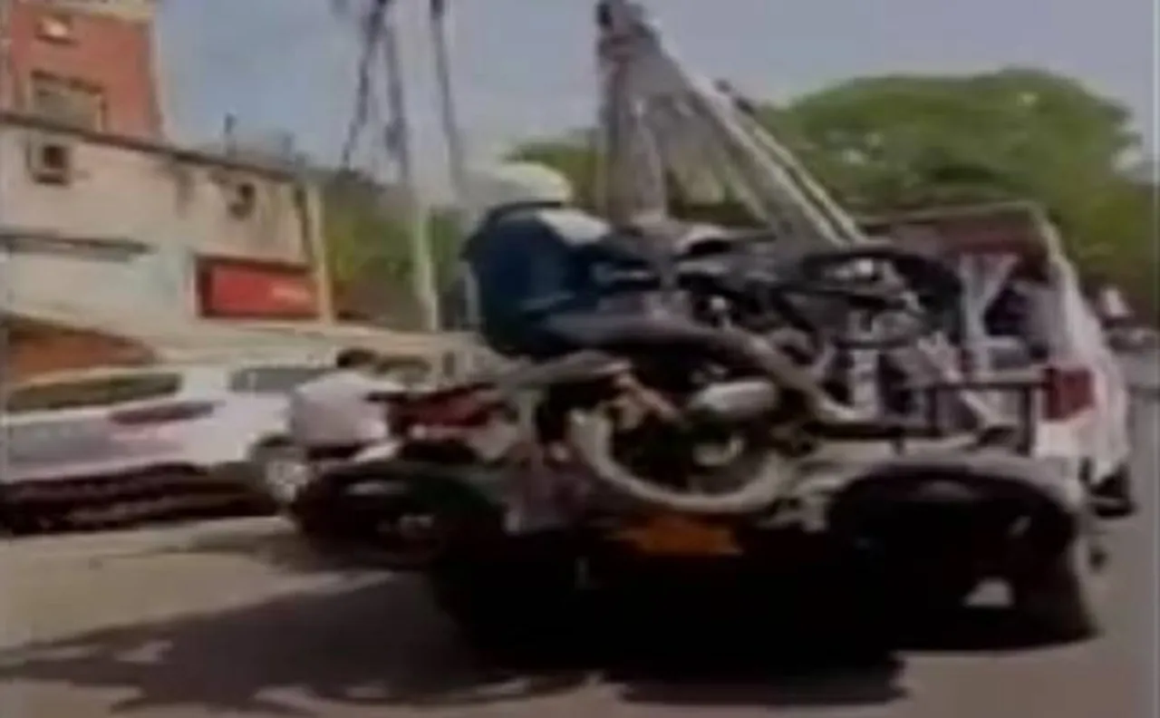 Kanpur: Traffic Police tows away bike with rider sitting on it