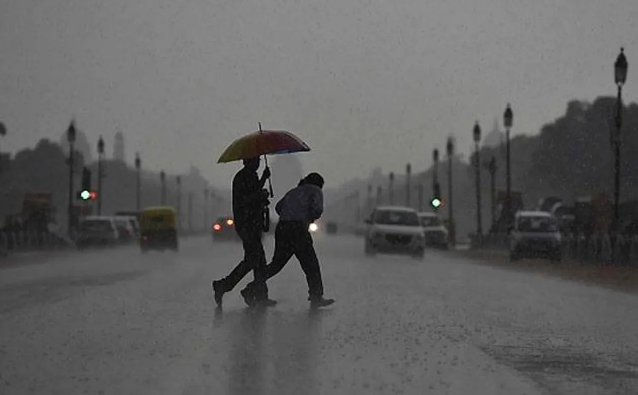 Light scattered rainfall brings down mercury by over six degrees in Delhi