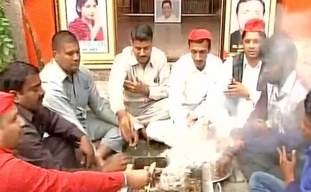 UP Election Results 2017: Samajwadi Party workers perform havan for Akhilesh Yadav