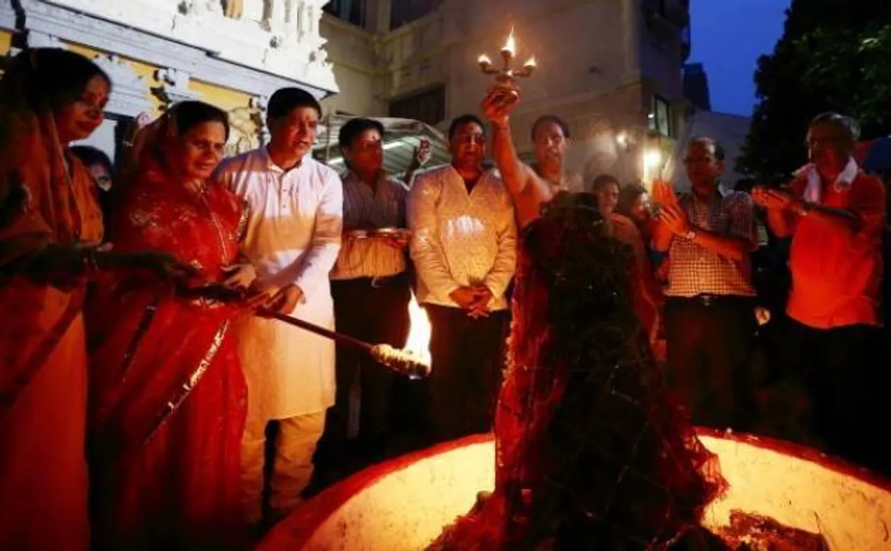 Holika Dahan 2017: Know about shubh muhurat and puja vidhi