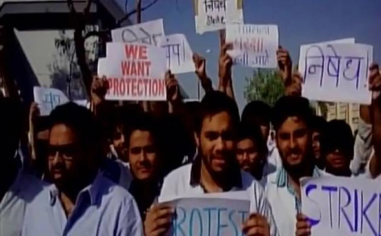 Doctors protest beating of colleague by relatives over alleged delay in treatment | Watch Viral Video