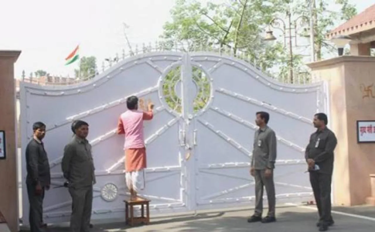 Seers and priests purify UP CM bungalow before Yogi Adityanath moves in at â€˜auspicious timeâ€™