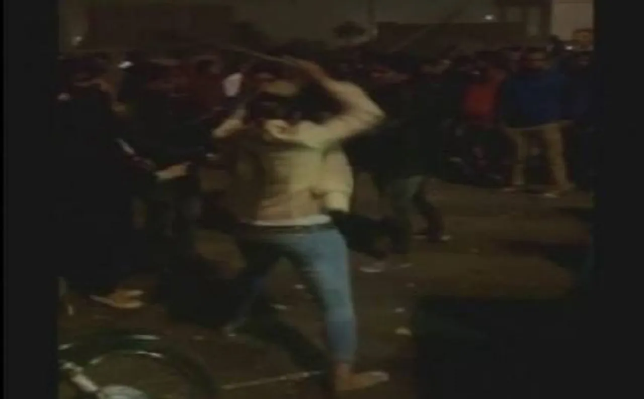 Video | Woman thrashes molester with baton in Lucknow