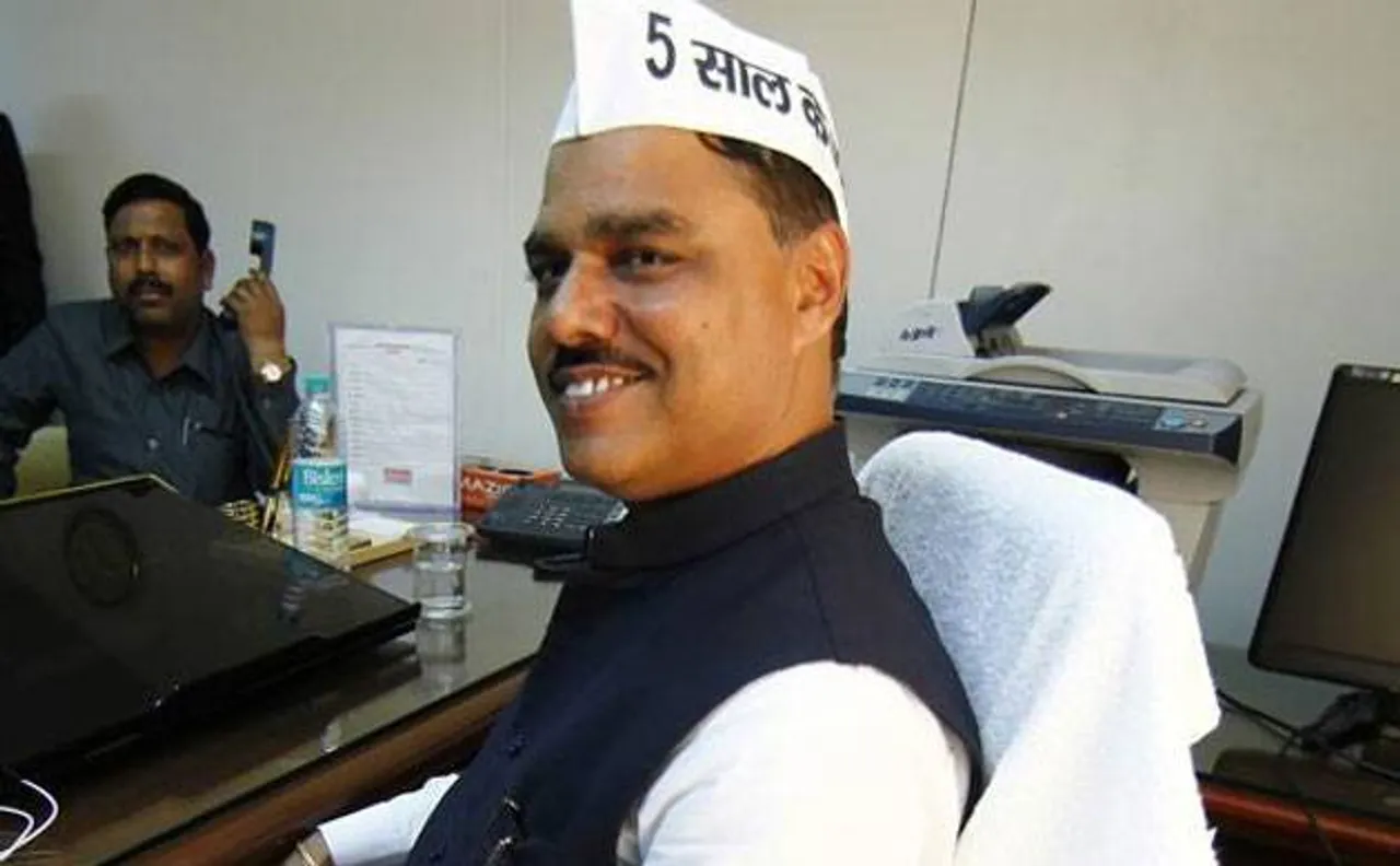 Delhi BJP seeks legal action against AAPâ€™s Jitender Singh Tomar in fake degree case