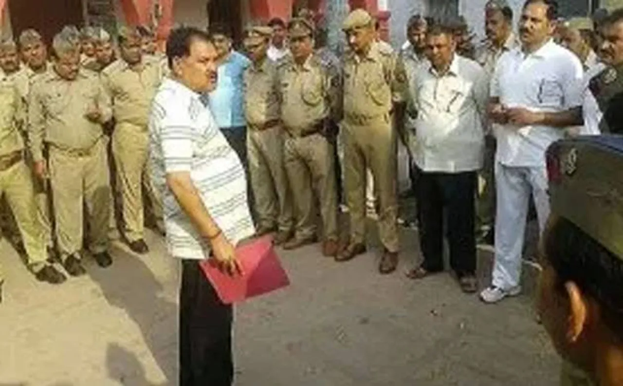 Lucknow cop suspended for administering oath of cleanliness to colleagues while chewing pan masala