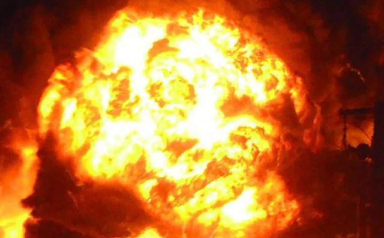 Delhi: Massive fire breaks out in factory in Narela, one worker dead; several feared trapped