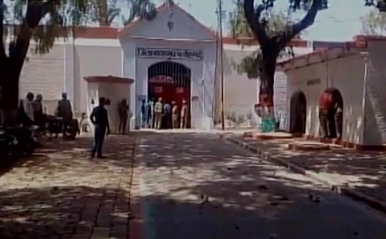 UP: Protest gets violent in Farrukhabad jail, prisoners throw stones at police officers, Jailer suspended