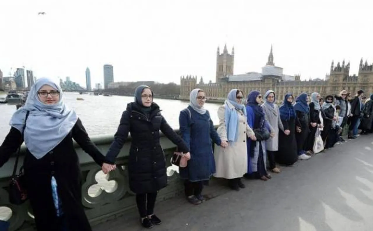 London terror attack:Muslim women form human chain to show solidarity to victims 