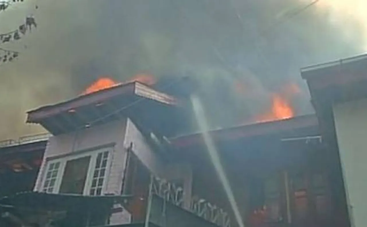 Fire breaks out in Srinagar's Chinar Bagh area, several houses gutted in blaze