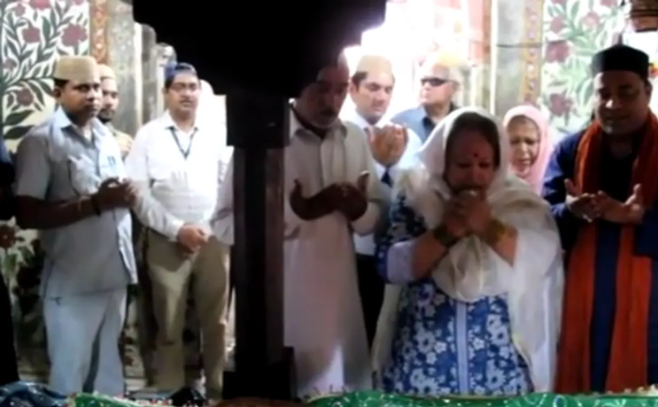 VP Hamid Ansariâ€™s wife Salma offers chaadar at dargah of Sufi saint Sheikh Salim Chisti in Fatehpur Sikri