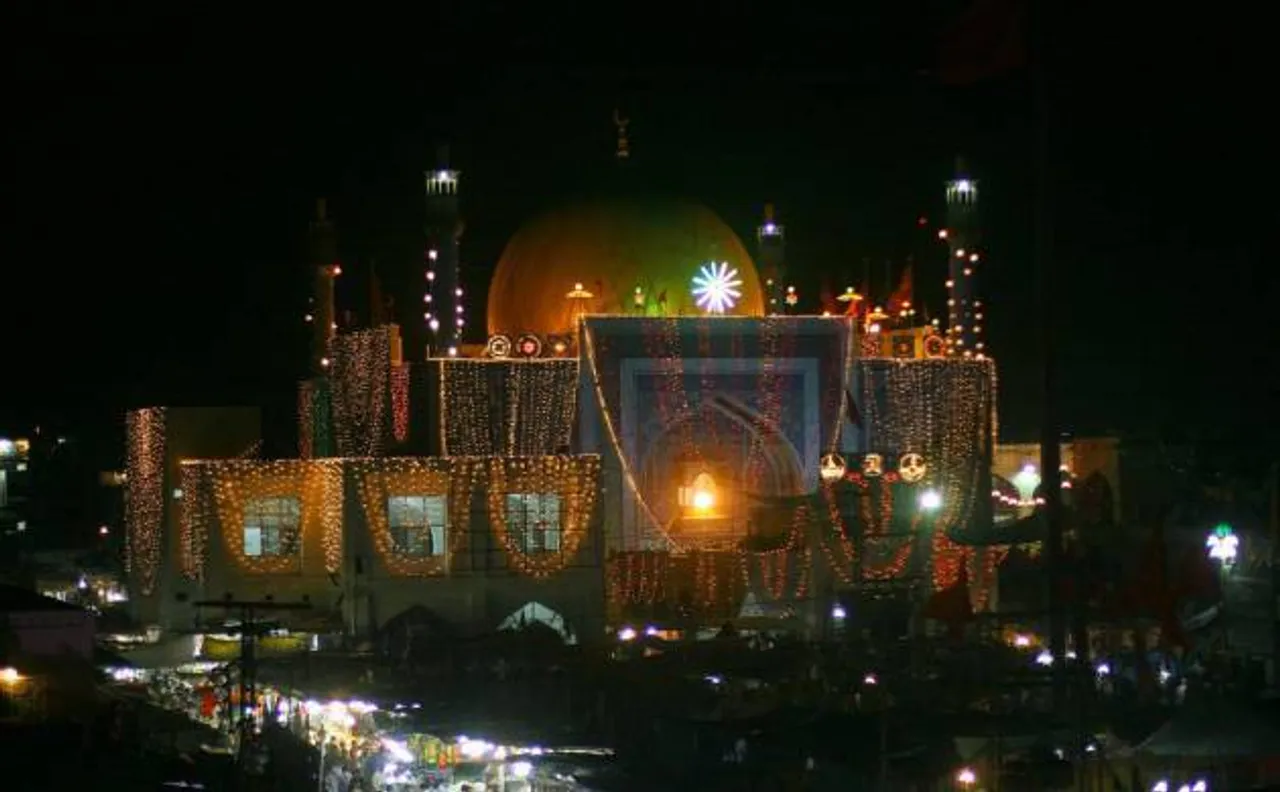 At least 20 killed in Pakistan by mentally ill custodian of dargah 
