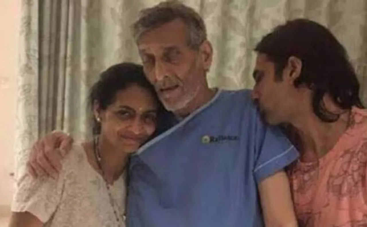 Is Vinod Khanna fighting bladder cancer? Photo of ailing veteran actor with family goes viral