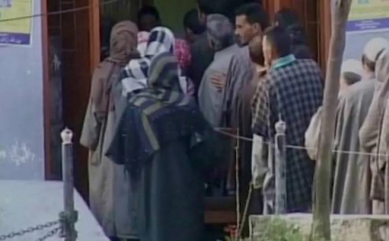 Lok Sabha Bypoll: Stone-pelting in some areas of Srinagar constituency