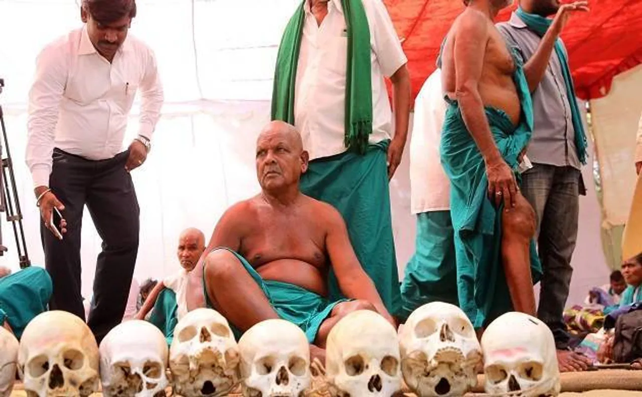 Demanding loan waiver, Tamil Nadu farmers strip infront of PMO