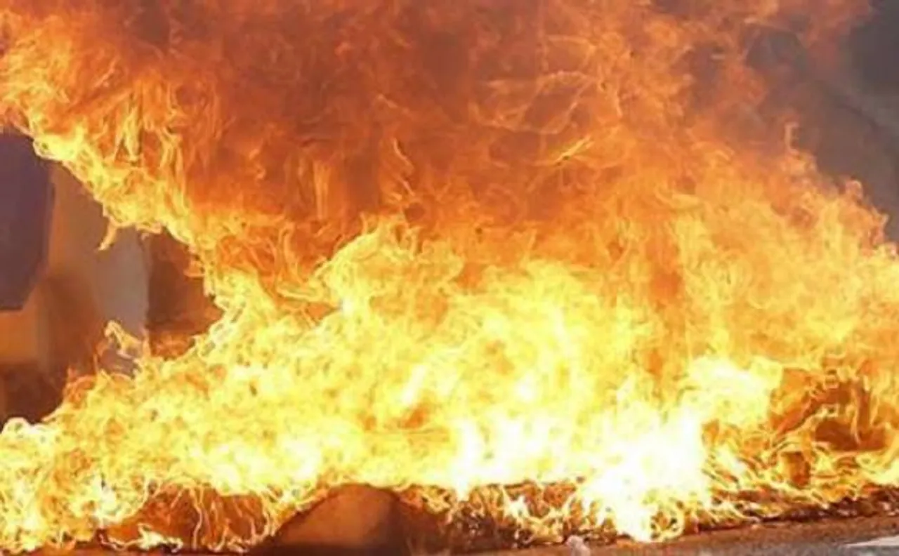 Women set liquor shop on fire, stipulate alcohol ban in UP
