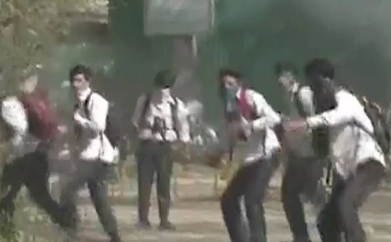 Video | J&K unrest: Agitating school students pelt stones on security forces in Srinagar