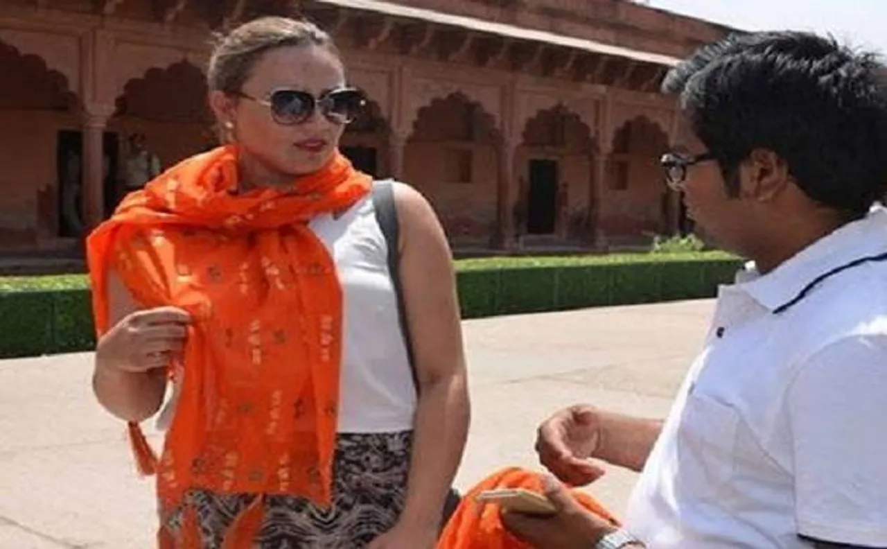 Agra: Bajrang Dal protests outside Taj Mahal after a foreigner was allegedly asked to remove â€˜saffronâ€™ scarf