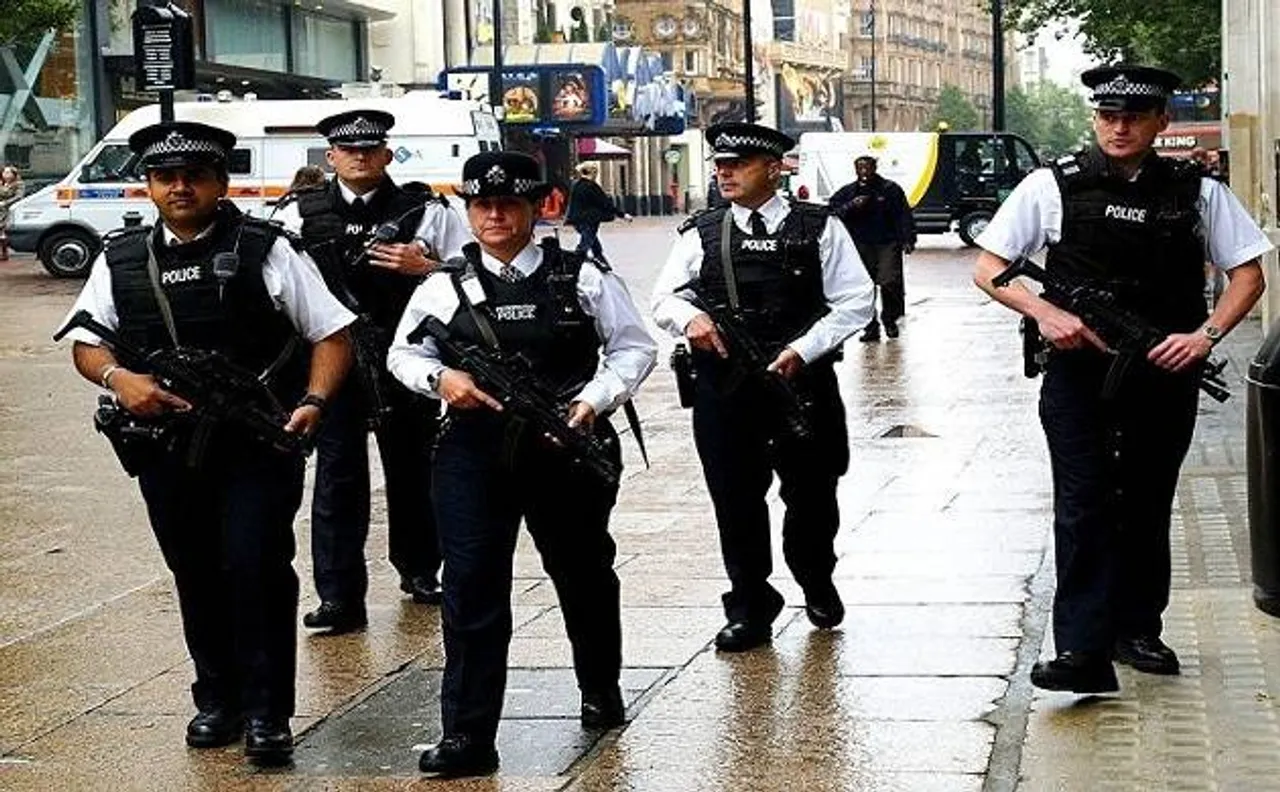 Man near UK parliament gets arrested by armed officers of Scotland Yard