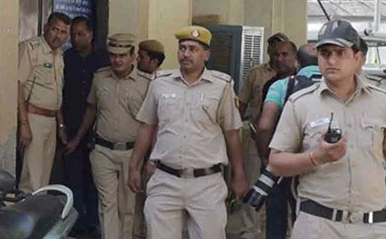 Delhi Police detains Hawala operator in TTV Dhinakaran 'Two leaves' symbol bribery case