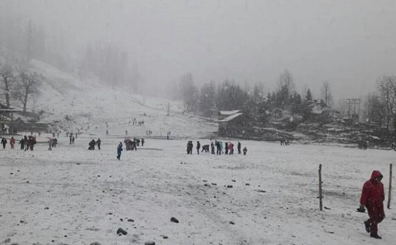 Himachal Pradesh receives snowfall, vehicular movement gets disrupted on roads of Lahaul-Spiti district