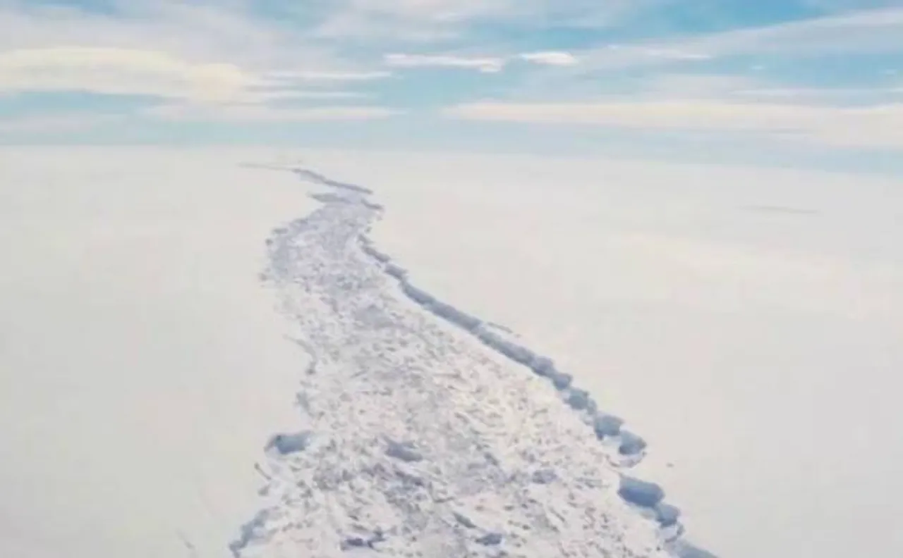 Scientists warn about a new crack in the Antarctica's ice shelf