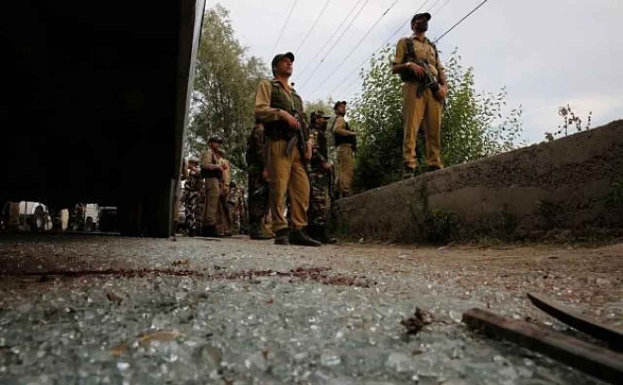 J-K: Militants snatch service rifles of security personnel guarding court complex