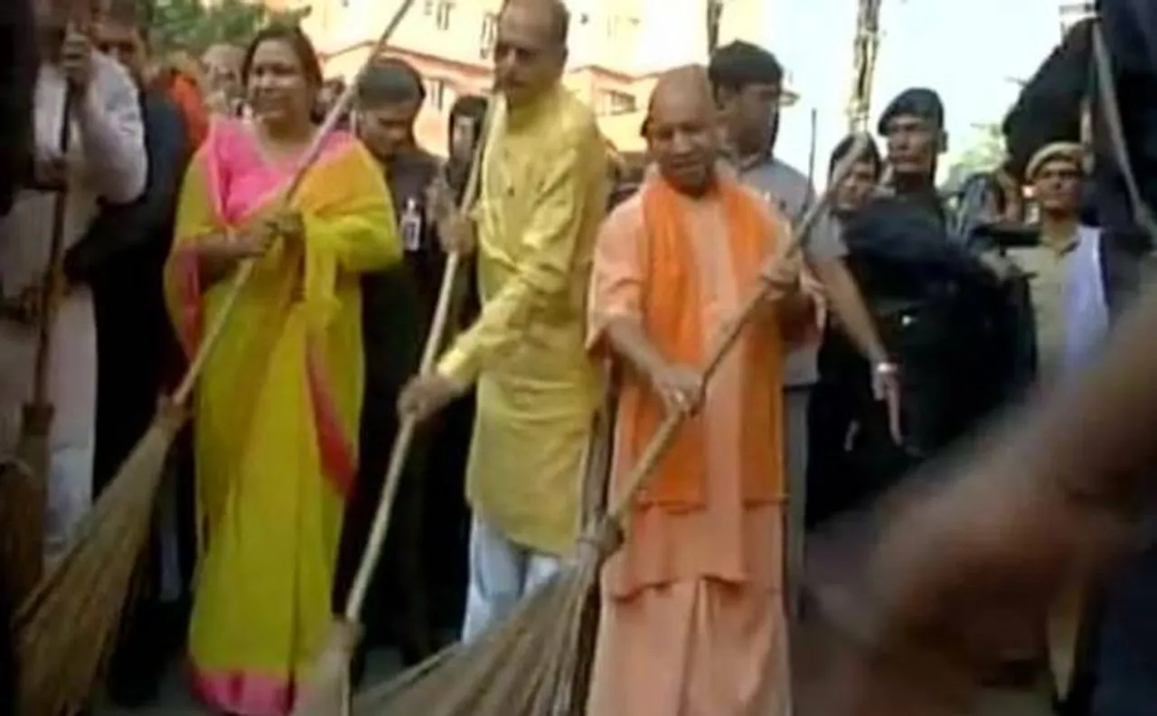 Swachhta Abhiyaan: UP CM Yogi Adityanath wields broom to clean up Lucknow after Swachh Survekshan-2017
